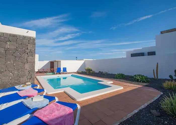 Casa Ostoja - Heated Pool & Spacious Feriehus *